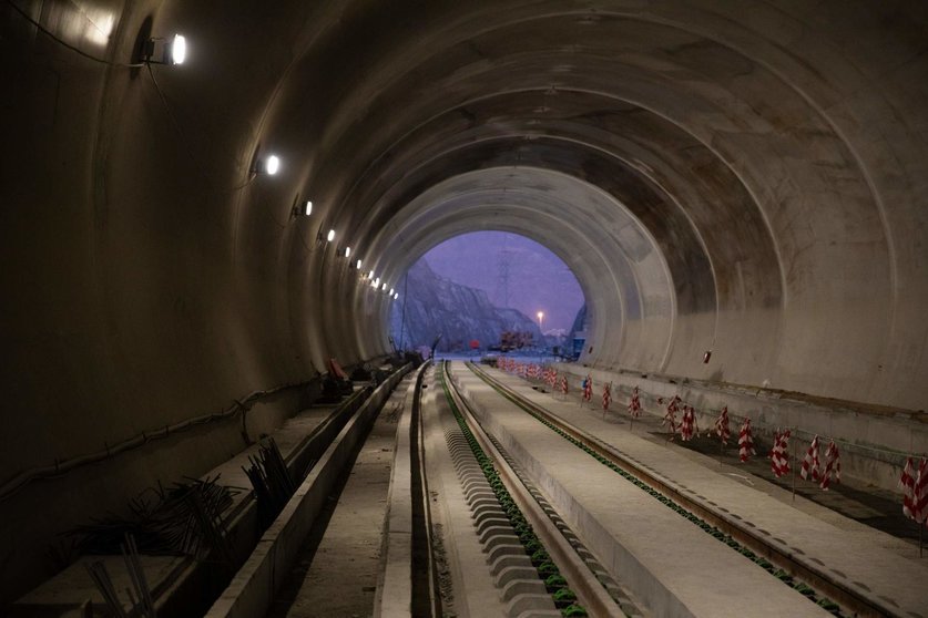 La línea Etihad Rail incluye nueve túneles que cruzan las montañas del país. (Twitter)