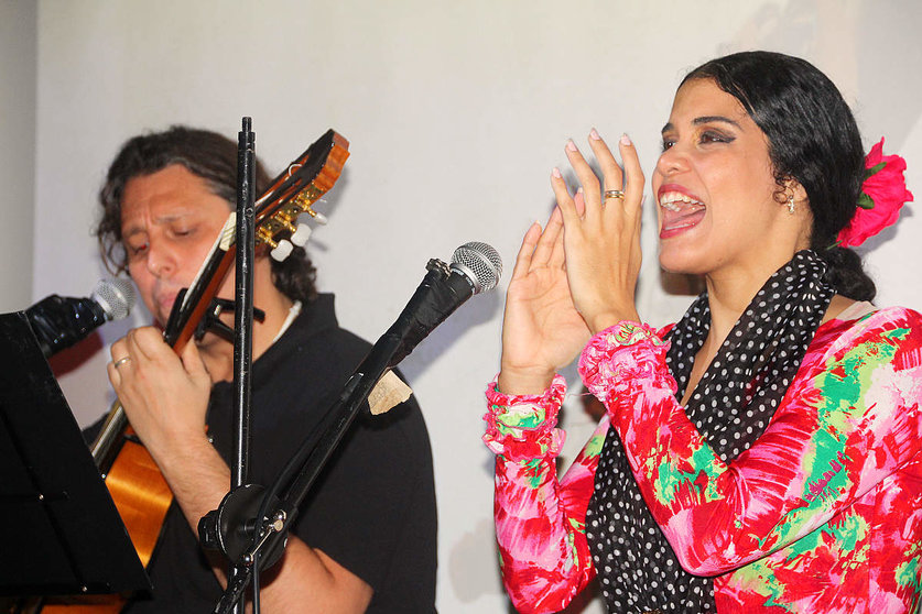 Marga jalea y toca las palmas junto a Chico en el segundo aniversario de Lola Taberna en Dubai. (EL CORREO)