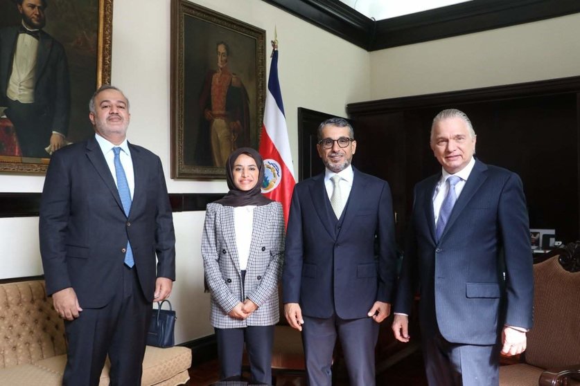 El canciller de Costa Rica junto al director del Fondo de Desarrollo de Abu Dhabi. (Twitter)