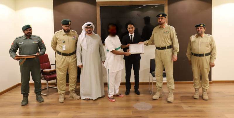 La policía de Dubai entrega a un preso su certificado tras un curso de mecánica. (Policía de Dubai)
