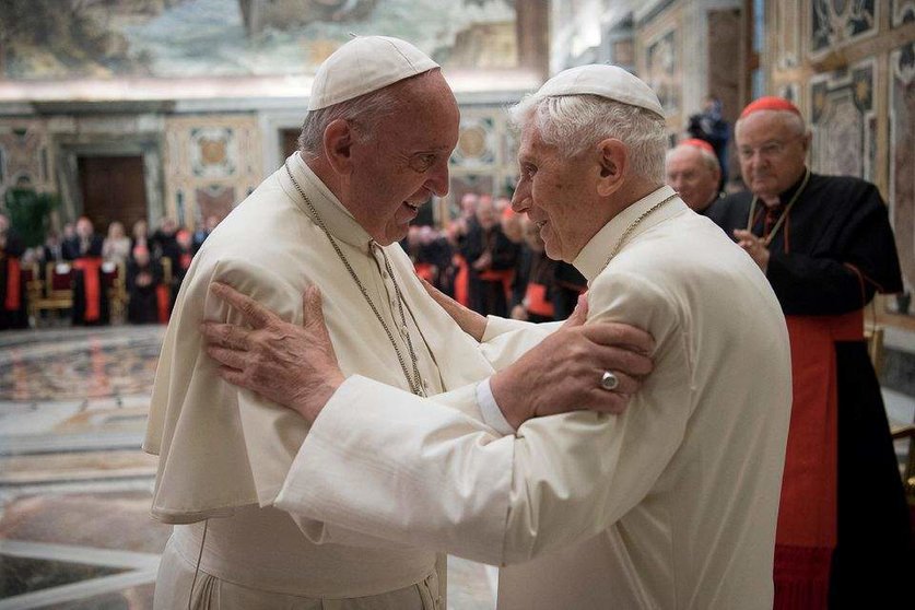 En la imagen de Reuters, el Papa Francisco y el Papa Benedicto XVI en 2016.
