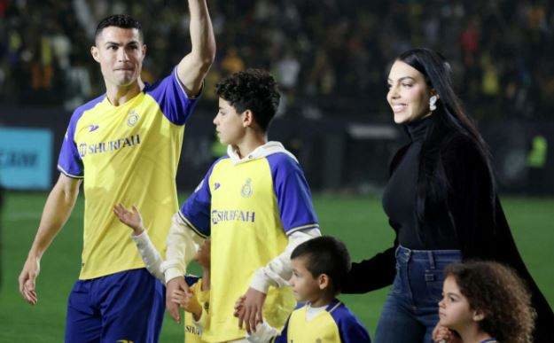 Cristiano y Georgina con abaya junto a algunos de sus hijos. (Twutter)