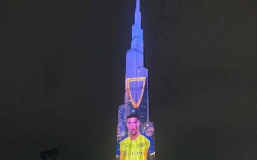 La imagen de Cristiano Ronaldo en el Burj Khalifa de Dubai. (Twitter)