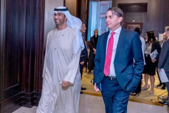 El ministro emiratí de Industria y el coordinador estadounidense para la energía en Abu Dhabi. (WAM)