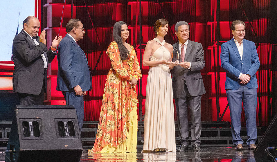 La actriz andaluza Paz Vega recibe el premio del Festival de Cine Global Santo Domingo de manos del expresidente dominicano   Leonel Fernández. (Julián Pérez)