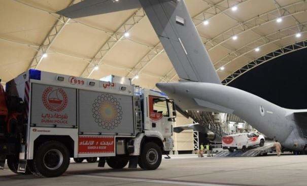 Uno de los aviones emiratíes carga los equipos de rescates con destino Turquía. (Ministerio de Defensa de EAU)
