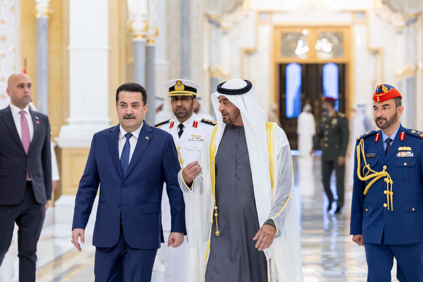 El presidente de EAU junto al primer ministro de Iraq este jueves en Abu Dhabi. (WAM)