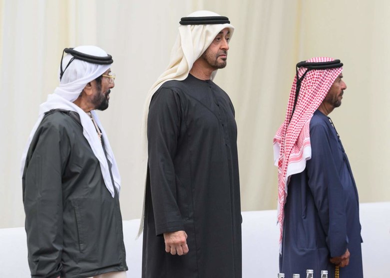El presidente de Emiratos Árabes en el centro de la imagen recibe el pésame por la muerte de su suegra. (WAM)