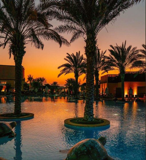 Una imagen de un hotel en la playa de la isla de Saadiyat en Abu Dhabi. (Twitter)