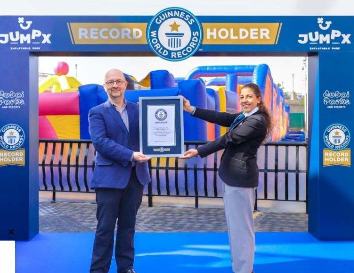 Entrega del certificado de récord al parque inflable de Dubai. (Twitter)