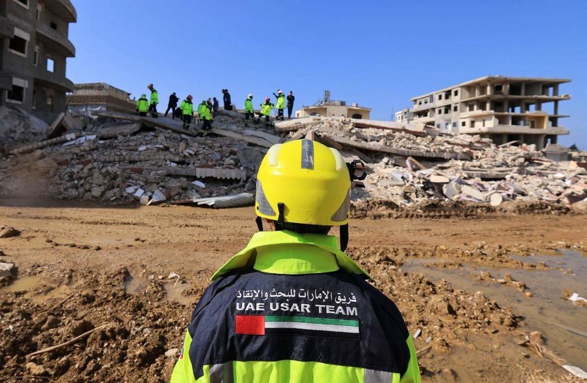 Un miembro del equipo de rescate emiratí en turquí. (WAM)