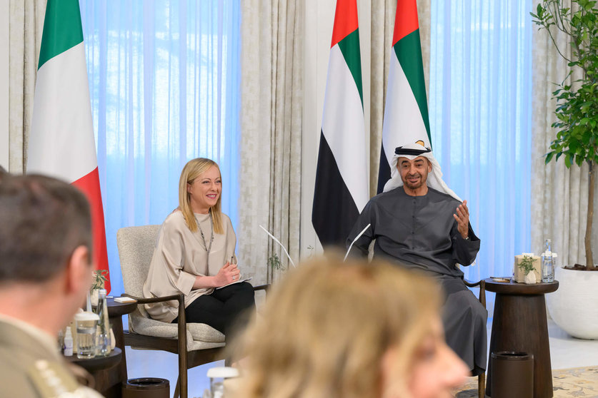 La primera ministra italiana con el presidente de EAU en Abu Dhabi. (WAM)