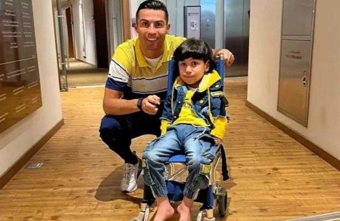 Un niño enfermo saudí cumple su deseo de conocer a Cristiano Ronaldo