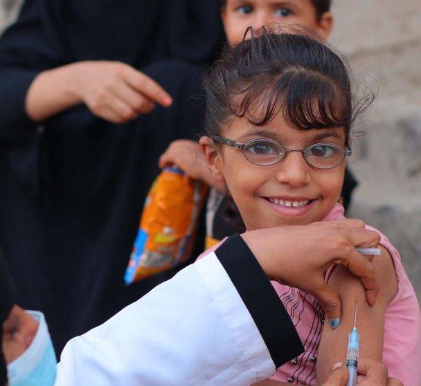 Una menor recibe una vacuna en Yemen. (Unicef)