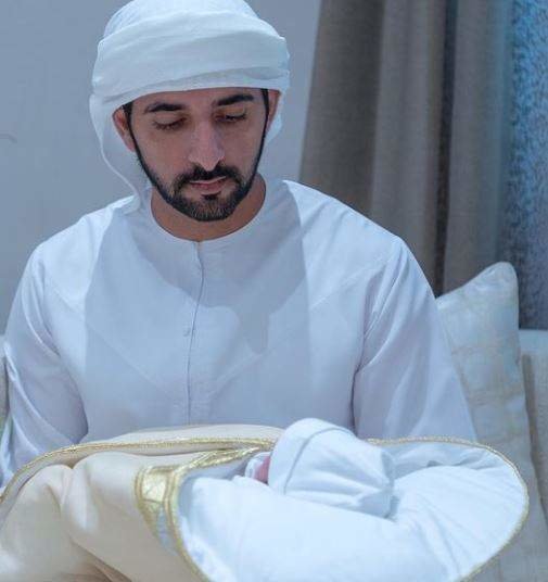 El príncipe heredero de Dubai junto a su tercer hijo. (Instagram)