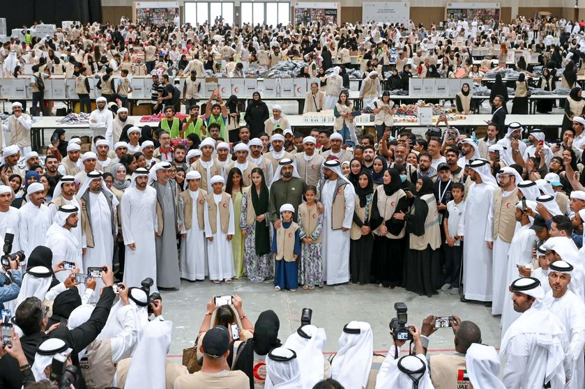 Los voluntarios junto a la familia real de Dubai. (WAM)