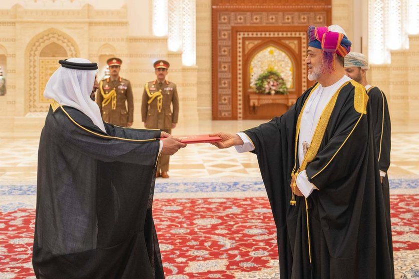 El embajador de Emiratos presenta sus credenciales ante el sultán de Omán. (WAM)