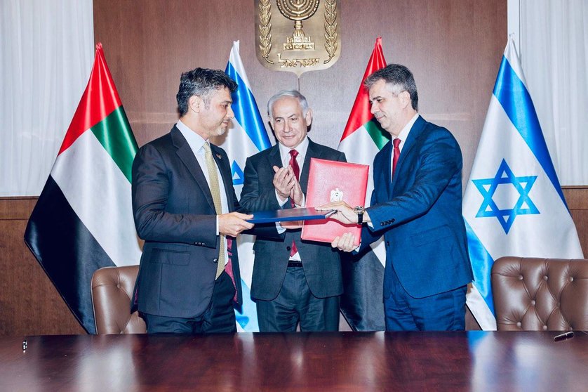 Un momento de la firma del pacto de libre comercio entre el embajador emiratí en Israel (izquierda) y el ministro de Exteriores israelí. (Twitter)