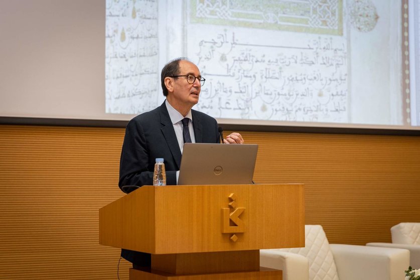 José Luis del Valle Merino, director de la Real Biblioteca de El Escorial, durante su discurso en Sharjah. (WAM)