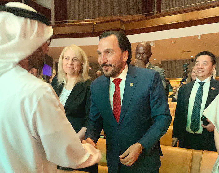Samir Al Attrach, jefe de la Misión Diplomática venezolana en Abu Dhabi, conversa con autoridades emiratíes. (Cedida)