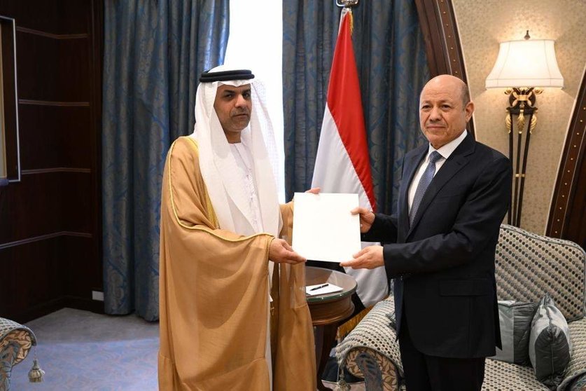 Al-Alimi recibió la carta de Mohamed Hamad Al Zaabi, embajador de EAU en Yemen. (WAM)