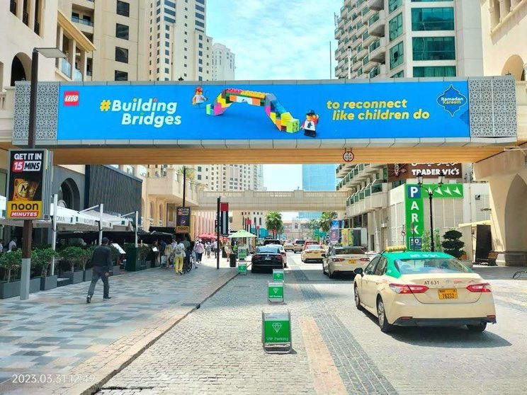 Un puente publicitario de Lego en Dubai. (Cedida)