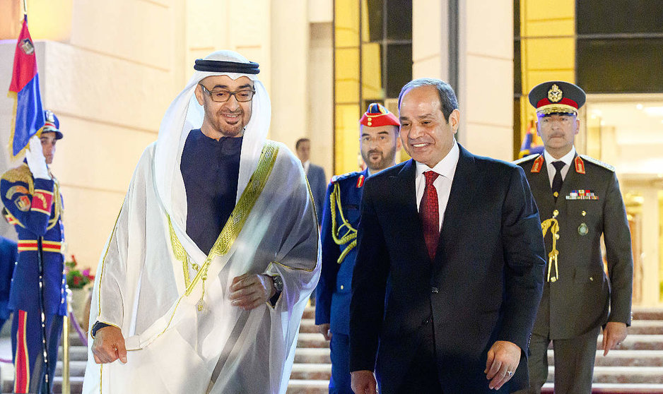 El presidente de Emiratos Árabes -izquierda- y de Egipto, reunidos en El Cairo. (WAM)