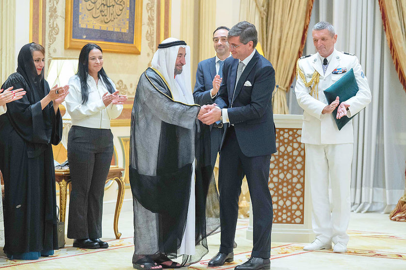 El Dr. Sultan bin Mohammed al Qasimi, gobernante de Al Sahrjah, recibe de manos del embajador de Francia, Nicolás Niemtchinow, la Legión de Honor en el Palacio de Al Badía. (WAM)