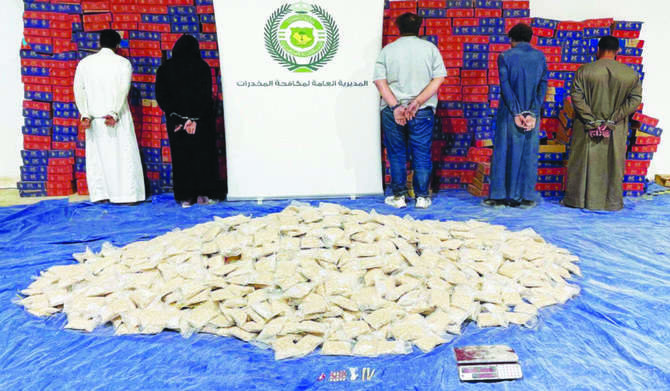 Una imagen de los contrabandistas y la droga confiscada. (SPA)