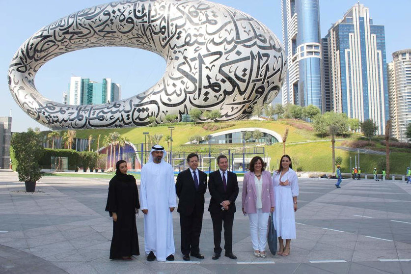 Alba Cavallo, junto al presidente de Castilla-La Mancha, el embajador de España en EAU y autoridades emiratíes tras llevar a cabo un servicio de interpretación en el Museo del Futuro de Dubai. (Cedida)