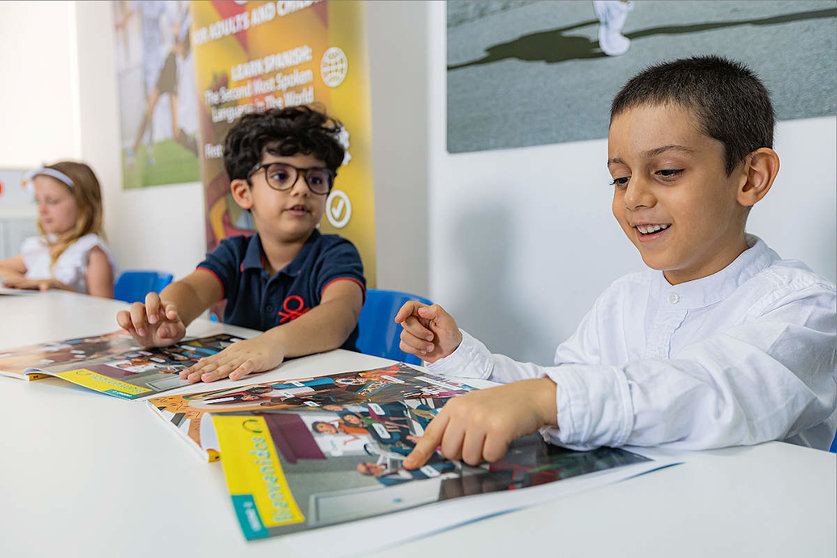 Niños aprenden español en la sede de UCAM Dubai. (EL CORREO)