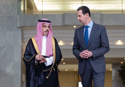 El ministro saudí junto al presidente sirio en Damasco. (Arab News)