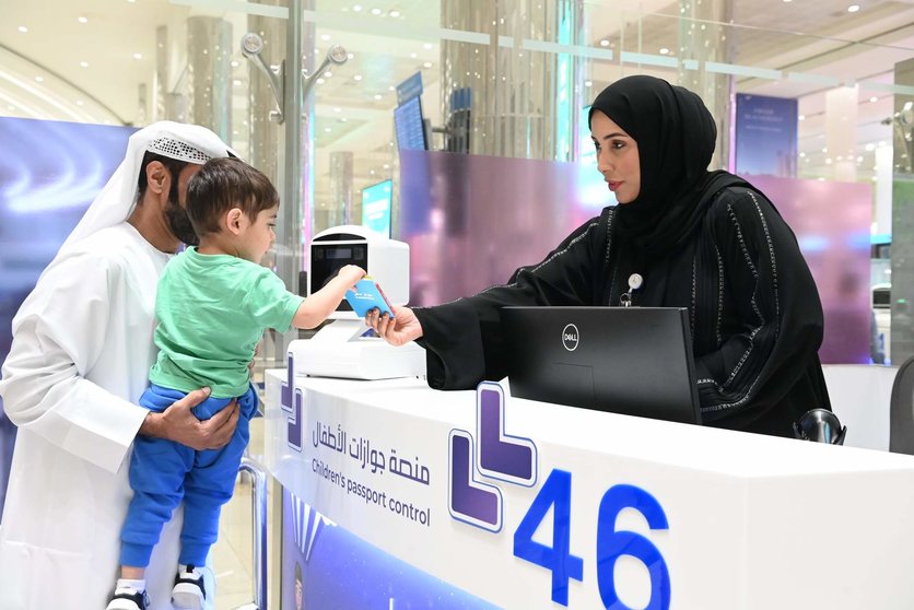 El control de pasaportes infantil en el Aeropuerto de Dubai. (Twitter)