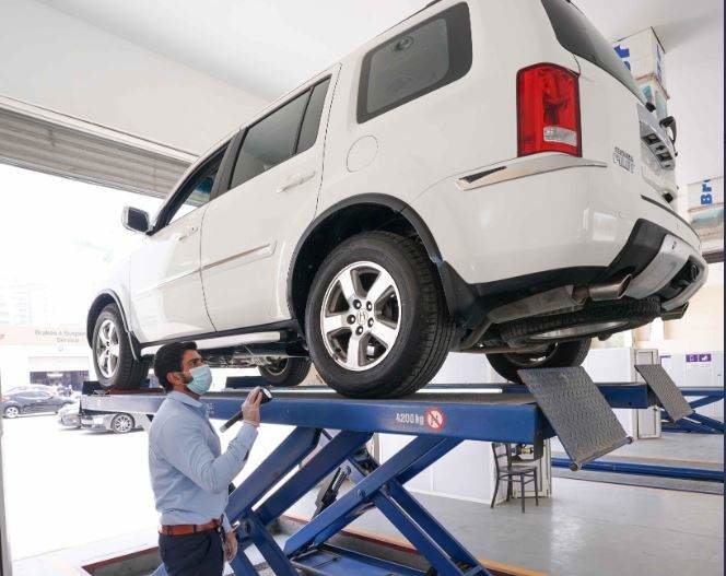 Una imagen de una inspección de vehículo. (Dubai Media Office)