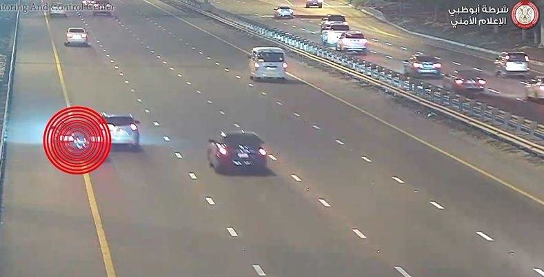 Una captura de pantalla de un vídeo difundido de una carretera en la capital de EAU. (Policía de Abu Dhabi)