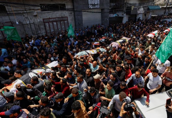 En la foto de Reuters, masivo funeral de los comandantes de la Yihad asesinados en Gaza.
