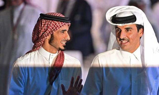 El jeque Jassim bin Hamad Al Thani, a la izquierda, fotografiado durante el sorteo de la Copa del Mundo 2022 en Qatar. (Fuente externa)
