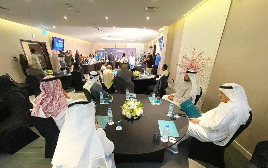 Empleados expatriados y emiratíes durante un evento en Dubai. (EL CORREO)