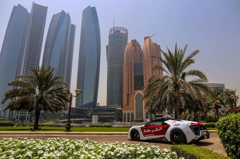 La policía de Abu Dabi lanzó recientemente un sistema de alerta vial en las autopistas del emirato que utiliza luces de colores para alertar a los automovilistas sobre los próximos incidentes de tráfico y las condiciones climáticas adversas.