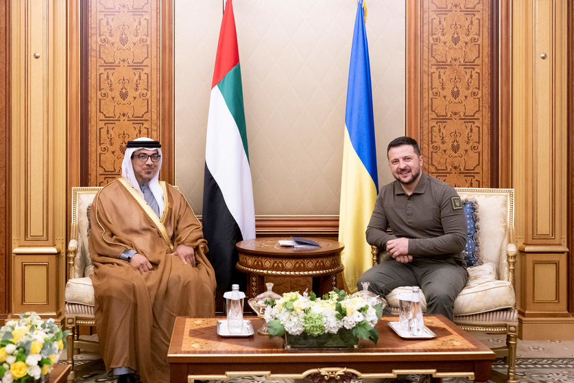 El jeque Mansour y el presidente de Ucrania. (WAM)