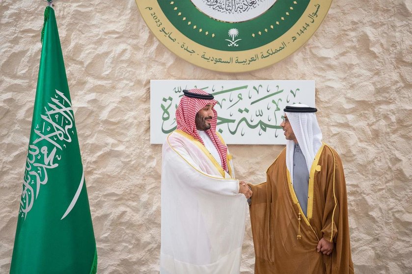 El príncipe heredero saudí saluda al vicepresidente de EAU. (WAM)