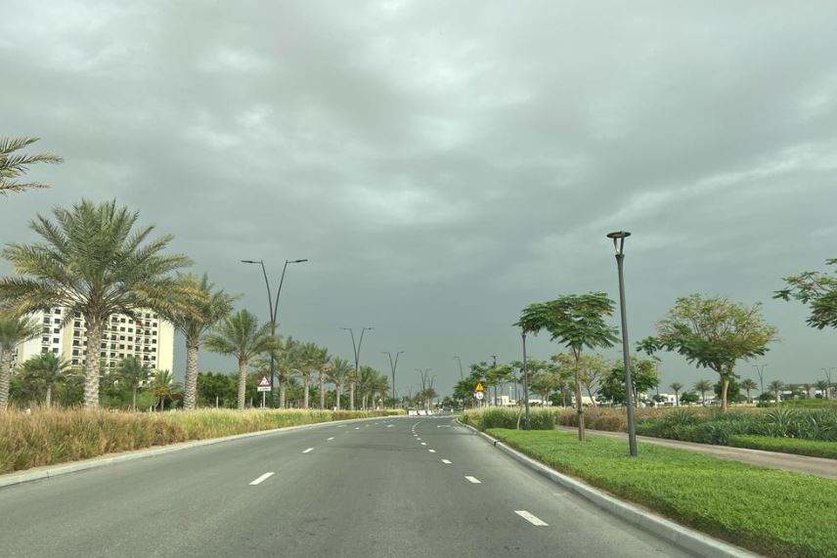 Nubes oscuras en el cielo de Dubai este lunes. (EL CORREO)