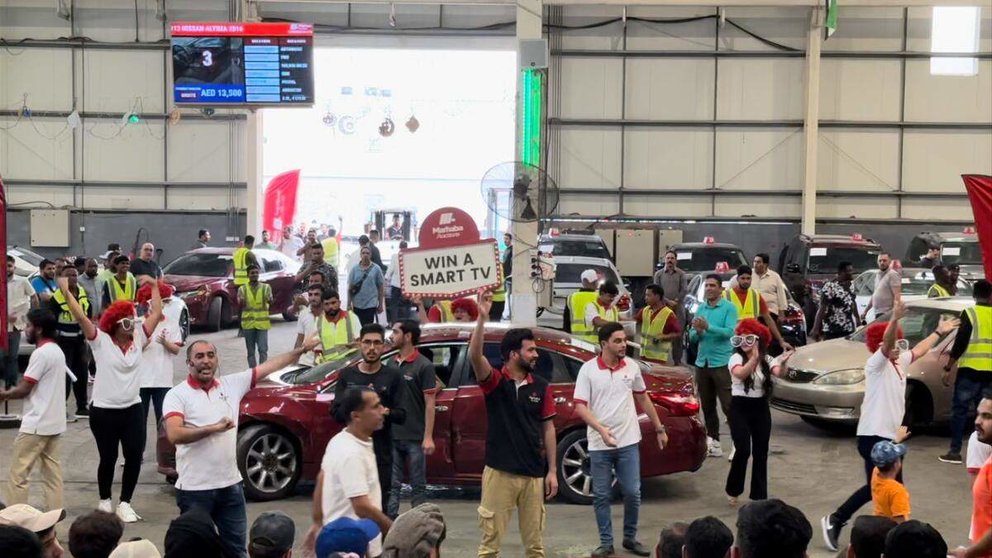 Una imagen de una subasta de coches en EAU. (Twitter)
