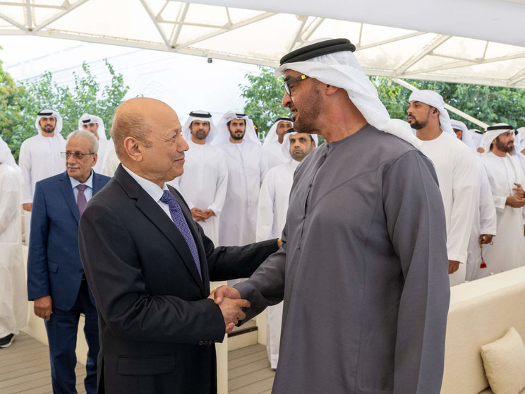 El presidente de EAU saluda al responsable del Consejo Presidencial de Yemen, Rashad Al Alimi en Abu Dhabi. (WAM)