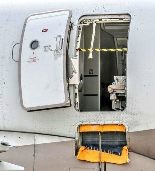 Una imagen de Twitter de la puerta de emergencia abierta durante el aterrizaje.