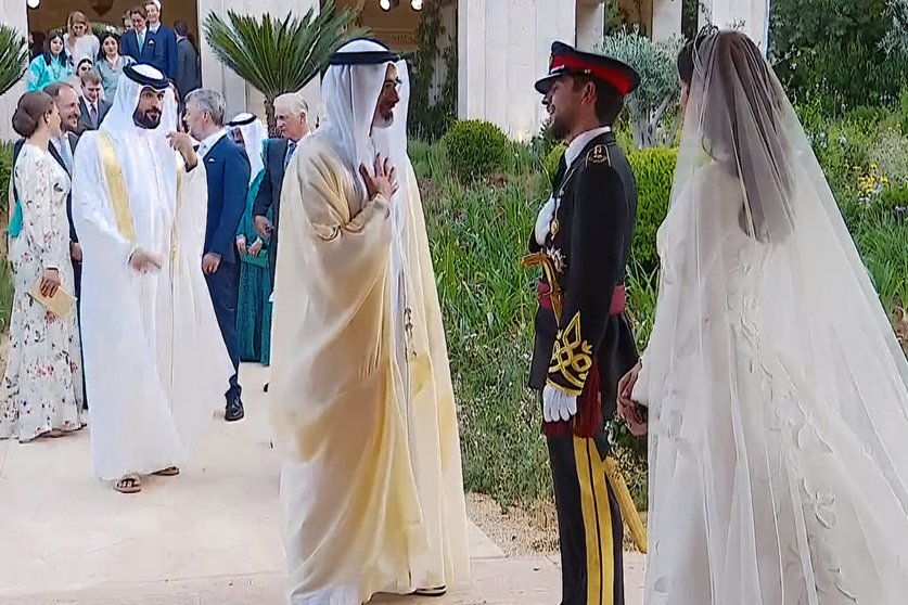 El príncipe heredero de Abu Dhabi felicita a los novios. (WAM)