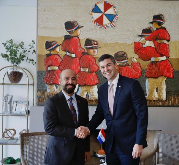 El embajador emiratí (izquierda) estrecha la mano del presidente electo de Paraguay. (WAM)