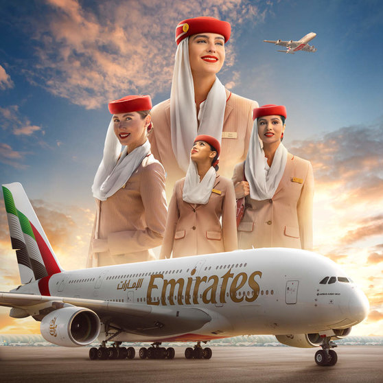 Personal de cabina de Emirates Airline. (Twitter)