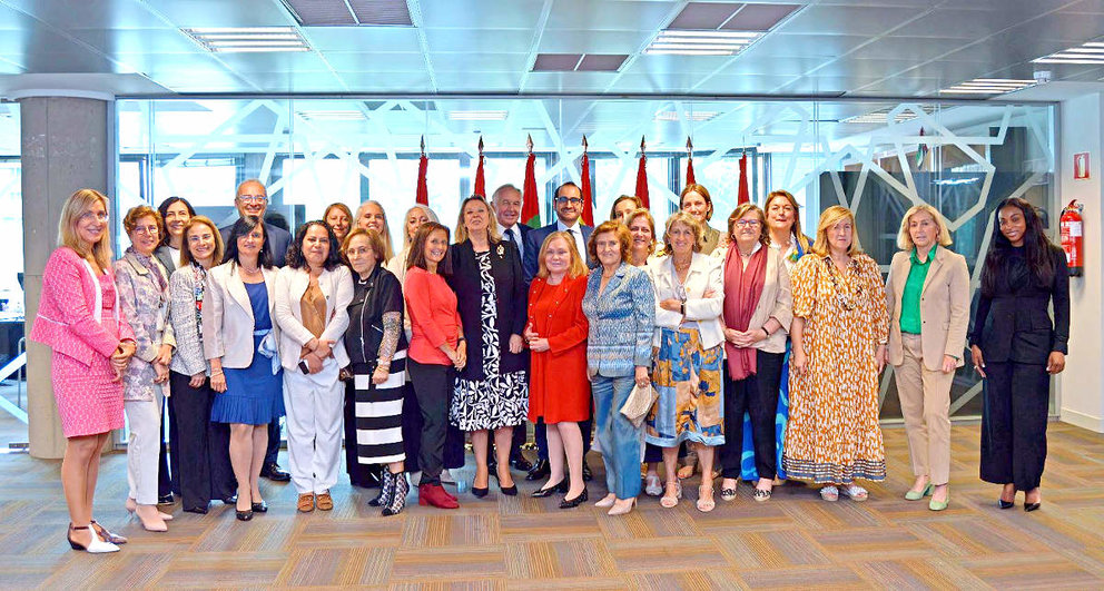 Mujeres participantes en la conferencia 'Empoderamiento de la mujer en el sector empresarial' posan junto al embajador de Emiratos Árabes en España, entre otras personas. (Cedida)