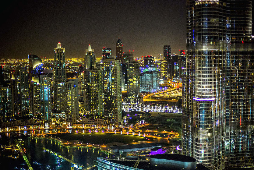 Perspectiva nocturna del Downtown de Dubai con el Burj Khalifa, edificio más alto del mundo, en primer plano -derecha-. (pxhere.com)